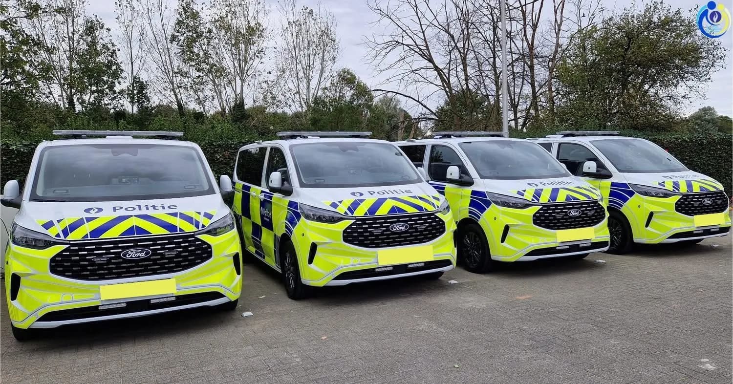 Striping Battenburg Politie Voorkempen: Striping van auto's politie voorkempen met battenburg patroon
